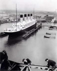 45Olympic_floating_drydock_repairs Southampton late 1920s.jpg (22kb)